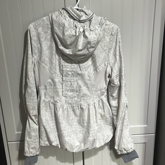 Amazing condition RARE lululemon jacket - Picture 6 of 10